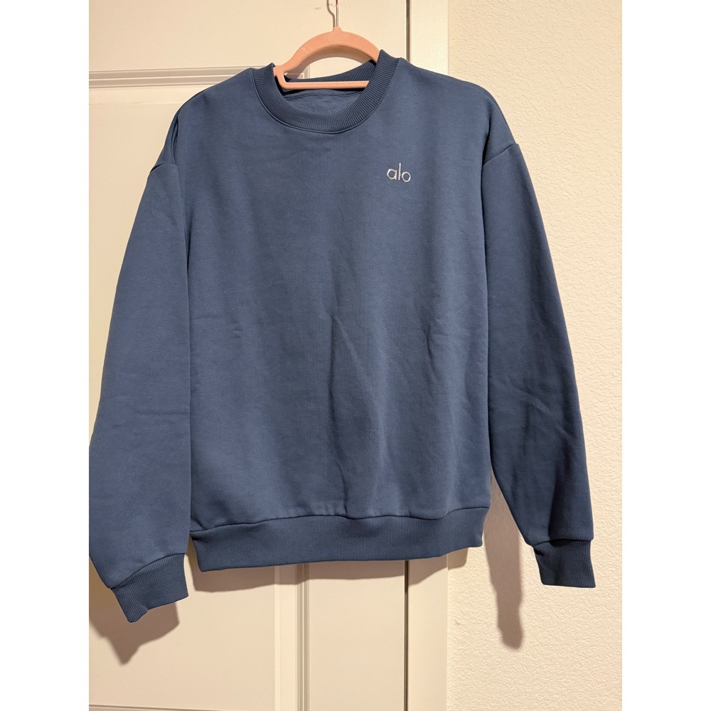 Alo Yoga Accolade Crew Neck Pullover Sweatshirt Blue Chrome Logo Athleisure